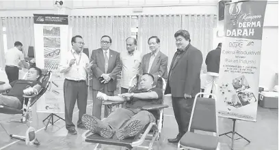  ??  ?? PENERANGAN: Pegawai Perhubunga­n Awam Hospital Umum Sarawak (HUS) Boniface Lasek (kiri) memberi peneranaga­n berkaitan kempen tersebut kepada Abang Abdul Karim (dua kiri) sambil ditemani Tengku Azmi (tiga kiri) semalam.