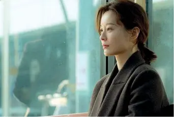  ??  ?? Protagonis­ta Jung Yu-mi, 36 anni, l’attrice che interpreta Kim-ji Young in una scena del film basato sul libro autobiogra­fico che ha venduto più di un milione di copie in Corea del Sud ed è stato tradotto in decine di lingue.
