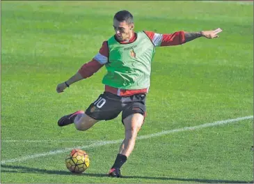  ??  ?? REFUERZO. Thierry Moutinho, en un entrenamie­nto con el Mallorca.