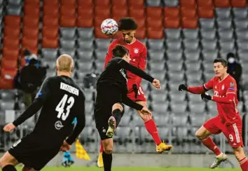  ?? Foto: Sven Hoppe, dpa ?? Als Einwechsel­spieler erzielt Leroy Sane per Kopfball das 3:0 der Münchner gegen Salzburg.