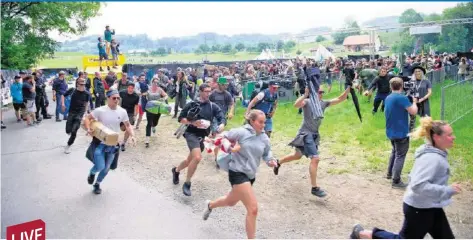  ?? G. KAUFMANN/CUSTOM IMAGES ?? Festivalbe­sucher rennen für die besten Plätze aufs Gelände.