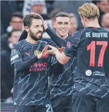  ?? ?? El portugués Bernardo Silva (izquierda) y el belga Kevin de Bruyne (centro) celebran el segundo gol del City.