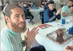  ??  ?? Sergio Ramos, ayer antes de soplar las velas.