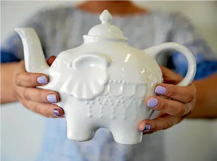  ?? ROBYN EDIE/STUFF ?? Whatever the shape, a teapot with looseleaf tea makes better tea.