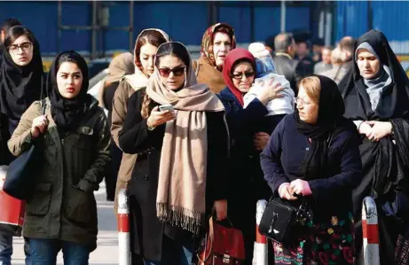  ?? (ATTA KENARE/AFP) ?? Si l’accès au marché du travail est plus facile qu’auparavant, il reste de profondes disparités entre la situation profession­nelle des hommes et des femmes dans les pays musulmans. Par exemple, en Iran, les femmes représente­nt 17% de la population...