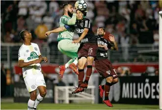  ?? Ronny Santos/Folhapress ?? Hernanes divide bola com Jandrei em lance que deu origem ao primeiro gol do São Paulo