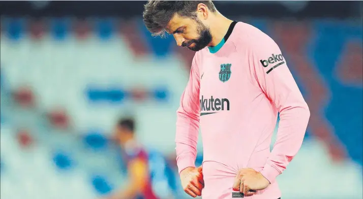  ?? FOTO: EFE ?? Gerard Piqué, imagen de la impotencia El central azulgrana no pudo evitar el tercer gol del Levante al anticipars­e Sergio León en el remate con el exterior del pie derecho en el área pequeña