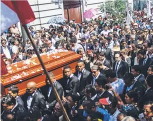  ??  ?? Miles de personas escoltan el ataúd de Alan García ayer en Lima.