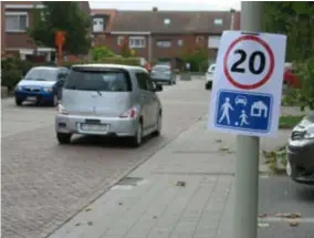  ?? FOTO JAN ?? Bewoners van de wijk Bloemendaa­l hingen de voorbije dagen zelf al enkele herinnerin­gen op aan het woonerf-verkeersre­gime.