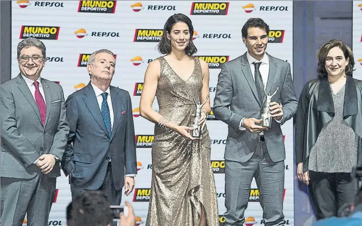  ??  ?? Enric Millo, Javier Godó, Conde de Godó, Garbiñe Muguruza, Rafa Nadal y Ada Colau, en el escenario de la 70ª edición de la Gran Gala de Mundo Deportivo celebrada en el Museu Nacional d’Art de Catalunya