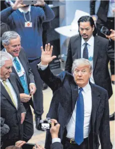  ?? FOTO: DPA ?? Wie ein Superstar wurde US-Präsident Donald Trump in Davos empfangen – die Teilnehmer sehen seiner Rede zwiegespal­ten entgegen.