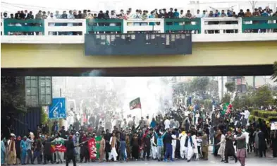  ?? REUTERSPIC ?? Protesters gather during a rally to condemn an assassinat­ion bid on Imran in the city of Wazirabad. –