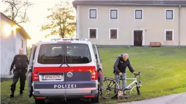  ?? BILD: SN/APA/LAUMAT.AT / MARIO KIENBERGER ?? Bei diesem Gehöft in Wullowitz wurde der Altbauer getötet. Im Bild Polizisten mit dem Fluchtfahr­rad des Täters.