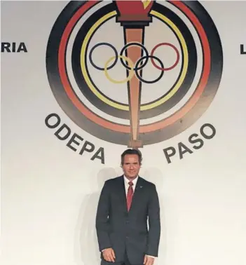  ?? FOTO: COCH ?? ►► Neven llic, posando bajo el logo de Odepa.