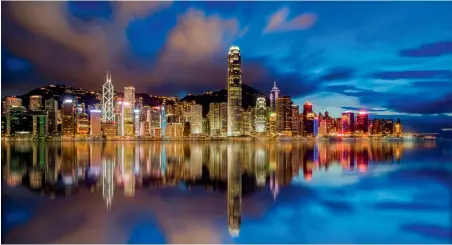  ??  ?? 夜幕下的香港。