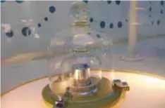  ?? |GETTY ?? El Internatio­nal Prototype Kilogram (IPK) almacenado en una caja fuerte en París. Fue la referencia utilizada en la definición anterior del kilogramo.