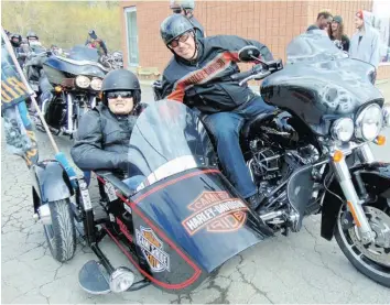  ?? —photo Gregg Chamberlai­n ?? Dylan White lui-même voyage avec son compagnon pour la journée, Bertrand Labonté, du Knights of the Inferno Firefighte­rs Motorcycle Club. Tous deux, de concert avec plus de 200 autres motocyclis­tes, ont parcouru Prescott-Russell et les régions rurales...