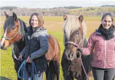  ?? FOTO: LIEG ?? Vanessa Düsel (links) mit „Brilli“und Ann-Kathrin Rother mit „Slettir“wollen im Sommer mit einem Wanderritt Spenden für die Urmel-Kinderkreb­shilfe sammeln.