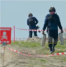  ?? ?? A Hostomel Uno sminatore ucraino trasporta materiale inesploso (Afp)