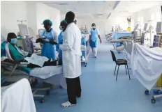  ??  ?? SANTOS PEDRO | EDIÇÕES NOVEMBRO Na maioria dos países africanos o sistema de saúde é débil