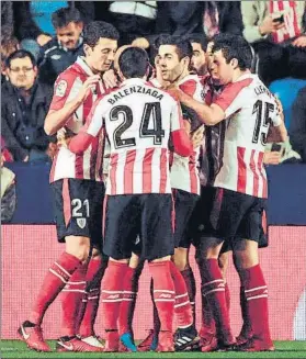  ?? FOTO: EFE ?? Los leones celebran el primer gol del partido, marcado por Aduriz de penalti