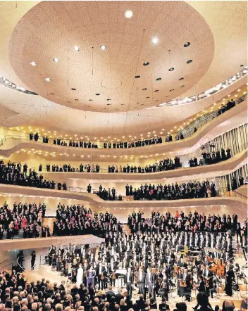  ?? FOTO: MICHAEL ZAPF ?? Mit dem Finale aus Beethovens Neunter endete das Eröffnungs­konzert der Elbphilhar­monie.