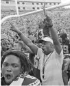  ?? STEVEN CANNON/AP ?? Florida State coach Willie Taggart, center, wants fans and his players to maintain high expectatio­ns despite the team’s 4-4 start.
