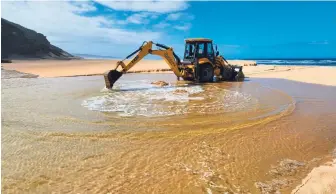  ?? Foto: Mosselbaai-munisipali­teit ?? Die Mosselbaai-munisipali­teit het Saterdag, 6 April, as voorkomend­e maatreël die mond van die Groot-Brakrivier oopgemaak om oorstromin­gs in die laerliggen­de areas te voorkom.