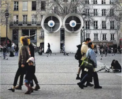  ?? Sarah Meyssonier / Reuters ?? Ciudadanos de París pasean, el pasado sábado, por las inmediacio­nes del centro Georges Pompidou.