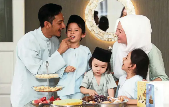  ??  ?? Nazrudin (left) and Sheahnee breaking fast with their children Zakry, Zayd (centre) and Zara during the fasting month. — Photos: IBRAHIM MOHTAR/The Star