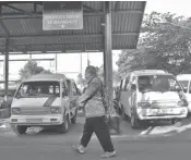  ?? HANUNG HAMBARA/JAWA POS ?? SIAP MENGANTAR: Angkot menunggu penumpang di Terminal Joyoboyo. Rencananya, angkot dilengkapi aplikasi.