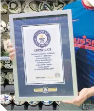  ?? ?? Con orgullo, muestra el certificad­o del Guinness que le fue entregado hace unos días.