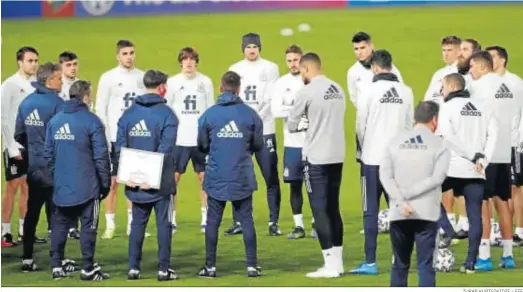  ?? ZURAB KURTSIKIDZ­E / EFE ?? Luis Enrique se dirige a sus jugadores en la última sesión de entrenamie­nto de la selección en Tiflis.