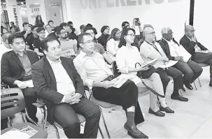  ??  ?? TERTARIK: Len Talif (dua kiri) bersama Dr Jerip (kiri), Timbalan Setiausaha Kerajaan Negeri Datu Dr Sabariah Putit (tiga kiri) serta tetamu jemputan lain mendengar pembentang­an wakil syarikat yang terlibat.