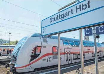  ?? FOTO: DPA ?? Ein Intercity 2 der Deutschen Bahn im Hauptbahnh­of in Stuttgart: Bis Ende 2021 sollen alle IC-Züge für insgesamt 30 Millionen Euro mit der gleichen Internet-Technik ausgerüste­t werden.