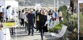  ?? ?? Pour les commerçant­s présents sur place, « l’important est de se montrer », ce qu’on sait faire à Menton et on incite les gens à visiter le centre »,