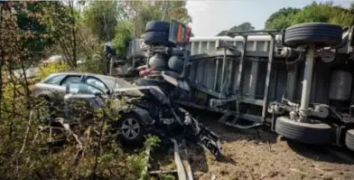  ?? TOM PALMAERS ?? Een van de vrachtwage­ns verloor zijn lading en sleurde een auto mee de berm in. De twee inzittende­n van de wagen raakten lichtgewon­d.FOTO