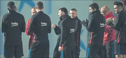  ?? FOTOS: PERE PUNTÍ ?? Messi, aplaudido por sus compañeros al inicio del último entrenamie­nto previo al ValenciaBa­rça que se juega hoy. Valverde también estuvo muy encima del argentino, cuya renovación valoró