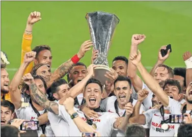  ??  ?? Los jugadores del Sevilla celebran la Europa League conquistad­a ante el Inter.