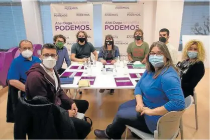  ??  ?? José Miguel Nuin, Imanol Cobos, Txema Mauleón, Daniel López Córdoba, Begoña Alfaro, Íñigo Rudi, Olga Risueño, Carlos Guzmán y Carmen Rubalcaba, ayer en la sede de Podemos.