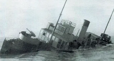  ??  ?? Piroscafo della MarinaA lato la Regia nave San Giorgio alla deriva dopo la tempesta e la borda del 1944 (Foto della collezione Rastelli)