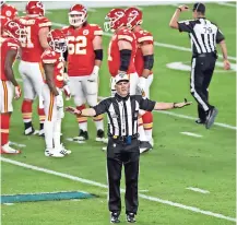  ?? ?? FOTO DEL 2 de febrero del 2020, el árbitro Bill Vinovich anuncia una penalizaci­ón durate el Super Bowl entre los 49ers de San Francisco y los Jefes de Kansas City