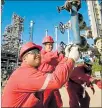  ??  ?? Labor. Un grupo de trabajador­es en una empresa petrolera.