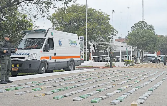  ?? Gendarmerí­a nacional ?? La ambulancia con el cargamento de droga fue intercepta­da en el Puente General Belgrano