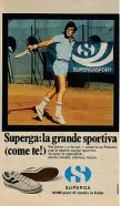  ??  ?? La campagna Una pubblicità Superga degli anni Settanta, con l’immagine di Adriano Panatta e delle scarpe da lui indossate