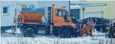  ?? Foto: Jutta Kaiser Wiatrek ?? Als schon niemand mehr mit einem erneuten Wintereinb­ruch rechnete, mussten die Räumfahrze­uge in Diedorf nochmals verstärkt ausrücken.