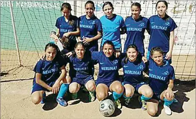  ??  ?? Las MerLinas participan en la categoría femenil