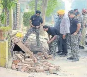  ?? PARDEEP PANDIT/HT ?? ■
Members of a bomb disposal team with other officials at the blast site at Baba Mohan Dass Nagar in Jalandhar on Monday.