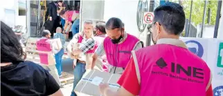  ?? ALEJANDRO DEL ÁNGEL ?? Custodiada­s por Semar llegaron a Tampico las boletas de la elección federal