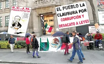  ??  ?? Los manifestan­tes acampan afuera de la Corte con pancartas contra los ministros; también botean y recaban firmas.